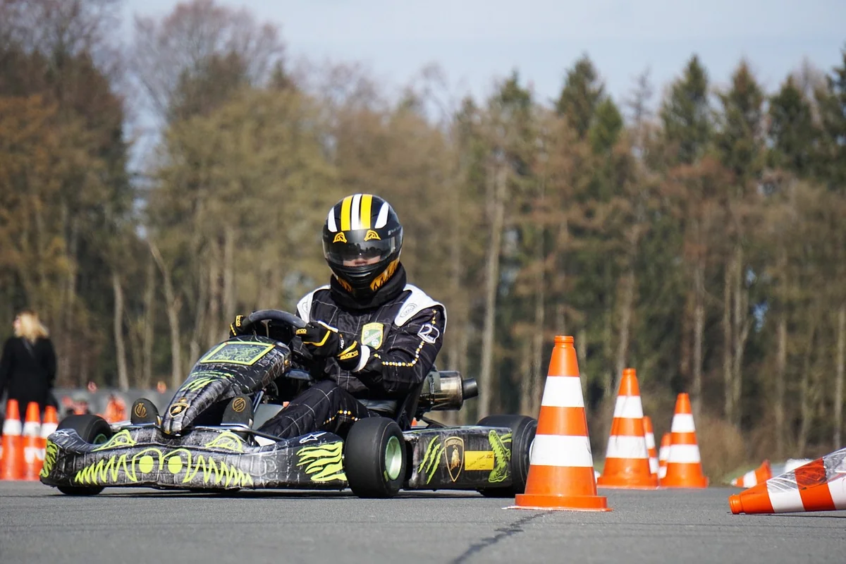Découvrez la comparaison des différentes catégories de karting de compétition en 2026