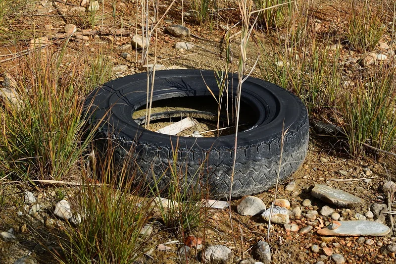 Pneus, huile et batteries : le défi des déchets
